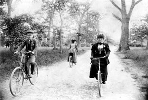 Maynard MacDonald和他的祖母汉娜·梅纳德（Hannah Maynard），在维多利亚州的灯塔山公园（Beacon Hill Park）骑自行车，1965年（bw照片）
