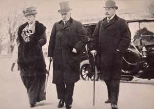 John Pierpont Morgan with his son and daughter attending the Money Trust Investigation (sepia photo)   1453417   zh       chinese Successfully Translated  Original: Road through an Oak Forest Translat: Road through an Oak Forest 1419864 zh chinese Successf