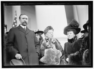 Miss Belva Ann Lockwood, with Senator Southerland   1452835   zh       chinese Successfully Translated  Original: Crowning of Drake as the King of California (engraving) Translat: Crowning of Drake as the King of California (engraving) 1452484 zh chinese S 作者 Harris & Ewing