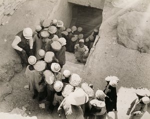 关闭图坦卡蒙陵墓，帝王谷，1923 年 2 月（明胶银版印刷）
