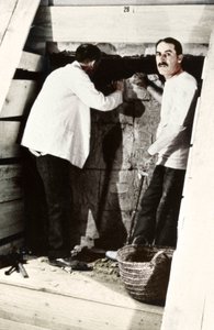 霍华德·卡特（Howard Carter）和一位同事在埃及国王谷挖掘墓葬，1922年