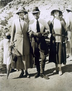 从左到右：萨默利顿夫人、沃森帕夏上校和阁下。 亚历山大夫人在帝王谷图坦卡蒙墓