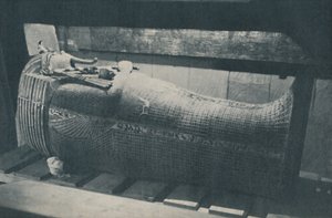 金色棺材的三重巢穴，用于保存可怜的人类粘土，c1935年