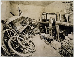 图坦卡蒙墓前厅南望图，帝王谷，1922 年 11 月（明胶银版画）