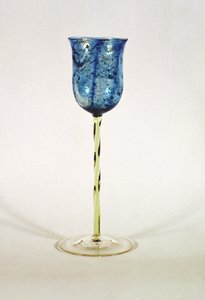 带有金色内含物的蓝色条纹碗的玻璃高脚杯，为Powell＆Sons制造，Whitefriars，伦敦，c.1895（玻璃） 作者 哈里·詹姆斯·鲍威尔