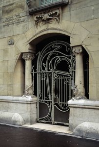 新艺术风格建筑：位于巴黎第 16 区 rue de la Fontaine 14 号的 Castel Beranger 入口处的景色。 由建筑师 Hector Guimard (1867-1942) DR 设计