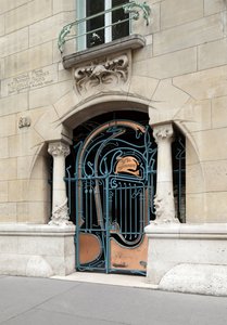 Castel Beranger 的入口，采用新艺术风格，建于 1895 年至 1898 年间，位于巴黎第 16 区（照片）