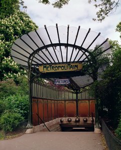 进入Metro Porte Dauphine，由Hector Guimard设计（1867-1942）