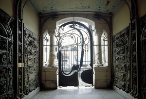 位于巴黎第 16 区 rue de la Fontaine 14 号的 Castel Beranger 大门（照片）
