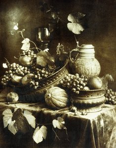 《水果和陶器静物》，约1900年（棕色重铬酸色胶，手工上色水彩画）