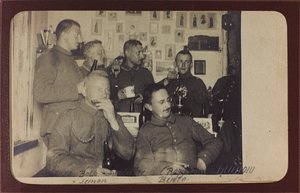 第一次世界大战：1914-1916年，乌克兰在德军入侵期间。休息时的一群士兵（黑白照片）。 作者 英雄公墓Dsessentniki（At ..至）