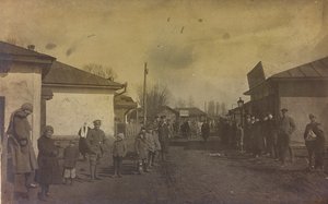 第一次世界大战：1914-1916年，乌克兰在德军入侵期间。在一个城市的街道上的军人和平民（黑白照片）。 作者 英雄公墓Dsessentniki（At ..至）
