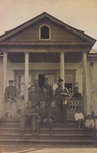 第一次世界大战：1914-1916 年德国军队入侵期间的“乌克兰”。 一栋房子前台阶上的一群士兵（黑白照片） 作者 英雄公墓Dsessentniki（At ..至）