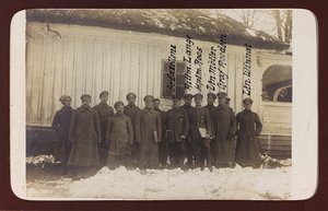 第一次世界大战：1914-1916 年德国军队入侵期间的“乌克兰”。 一群士兵（黑白照片） 作者 英雄公墓Dsessentniki（At ..至）