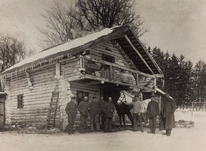 第一次世界大战：1914-1916 年德国军队入侵期间的“乌克兰”。 一所房子的军事前线（黑白照片） 作者 英雄公墓Dsessentniki（At ..至）