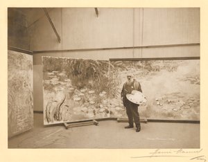 克劳德·莫奈（Claude Monet，1840-1926）在他位于吉维尼的工作室里，在他的画作“睡莲”前 作者 亨利·曼努埃尔（Henri Manuel）