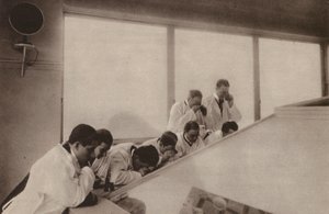 巴黎：Pendant une operation, dans un hopital moderne; 从上往下看医院里的手术（黑白照片） 作者 亨利·曼努埃尔（Henri Manuel）