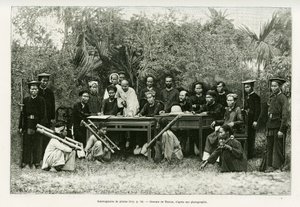 审讯海盗。 Thiriat 在照片后雕刻，说明 1884 年的 Trente mois au Tonkin 故事，由 Hocquard 博士在 1889 年世界巡回展中，由 Edouard Charton（1807-1890）执导，巴黎阿歇特。 作者 亨利·提里亚特
