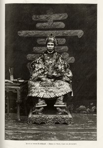 安南皇帝同庆国王（1864-1889）的肖像，穿着礼仪服装。 由 Thiriat 雕刻，以说明 Charles Edouard Hocquard 博士（1853-1911 年）于 1885 年在 Le tour du monde，nouveau journal des voyages 中的故事“Trente mois au Tonkin”