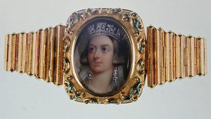 维多利亚女王的微型画镶嵌在黄金手镯中（瓷器和黄金上的珐琅）。