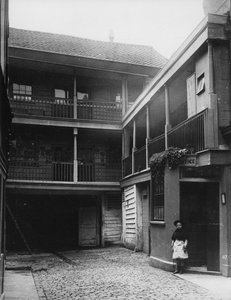 The Old Bell Inn，High Holborn，内庭院，c.1884