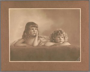 摄影师之女 Agnes Renée 和 Irène Heloïse Pauw van Wieldrecht 的肖像，姿势借鉴了拉斐尔《西斯廷圣母像》中的 "傀儡"（德累斯顿，Alte Meister 画廊）。 作者 亨利·波·范·维尔德雷赫特
