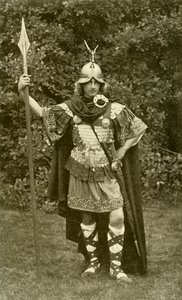 代表1924年公元六世纪亚瑟王穿着英国首领的服装