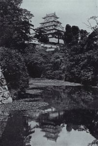 封建城堡，从护城河看（黑白照片 作者 赫伯特·庞廷