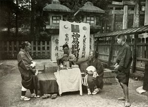 1910年，位于Inari Temple的算命先生。 作者 赫伯特·庞廷