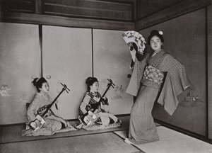 A Geisha dancing (b/w photo) 作者 赫伯特·庞廷
