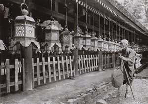 奈良春日寺的朝圣者（黑白照片） 作者 赫伯特·庞廷
