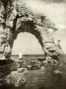 1910年在松岛的破旧拱门。 作者 赫伯特·庞廷
