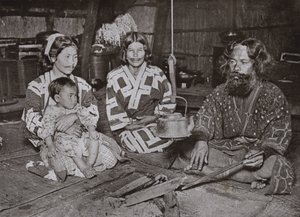 家中的阿伊努男女（黑白照片） 作者 赫伯特·庞廷