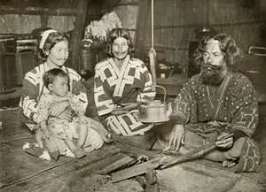阿伊努男人和女人在家里，1910年。 作者 赫伯特·庞廷