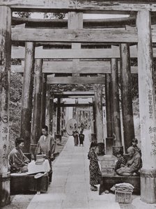 稻荷寺的鸟居大道（黑白照片） 作者 赫伯特·庞廷