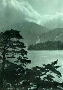 1910年，在本栖湖上接近风暴。 作者 赫伯特·庞廷