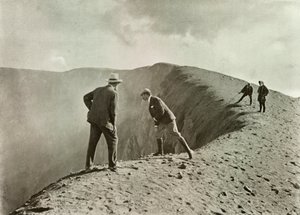 1910年，在浅间雅马火山的火山口边缘。 作者 赫伯特·庞廷