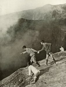 1910年，在阿苏山的火山口边缘。 作者 赫伯特·庞廷