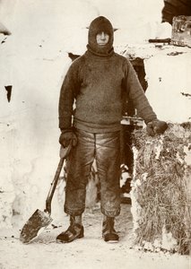 1913年11月30日，LEG Oates船长在马Door门前 作者 赫伯特·庞廷