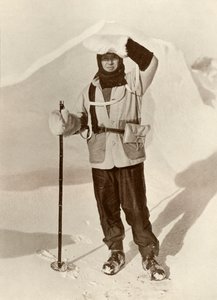 斯科特（Scott）船长戴着钱包，携带雪橇日记，摄于1913年，c1910-1911 作者 赫伯特·庞廷