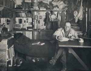 斯科特船长在埃文斯角的小屋里写日记，1914年，1914年。 作者 赫伯特·庞廷