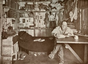 斯科特上尉在他的书房，1913年，1913年 作者 赫伯特·庞廷