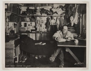 斯科特船长在Terra Nova Expedition（1910-13）期间写下他的日记到南极（溴化物印刷品） 作者 赫伯特·庞廷