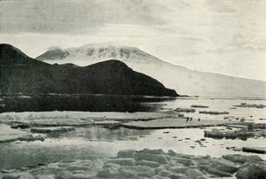 进入麦克默多峡湾-Cape Bird and Mount Erebus，c19101913，1913年 作者 赫伯特·庞廷