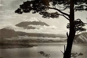 1910年，本栖湖的富士山。 作者 赫伯特·庞廷