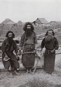Happukonno、猎人（中间）和两个阿伊努渔民（黑白照片） 作者 赫伯特·庞廷