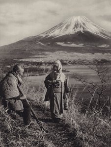 1920 年代的日本：日本最神圣的山富士（黑白照片） 作者 赫伯特·庞廷