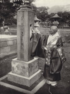 1920 年代的日本：转经轮和和尚（黑白照片） 作者 赫伯特·庞廷