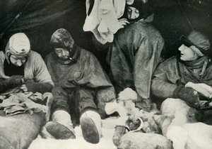 极地党的成员进入他们的睡袋，c1911，1913年。 作者 赫伯特·庞廷