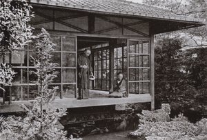 并川三喂他的鲤鱼（黑白照片） 作者 赫伯特·庞廷